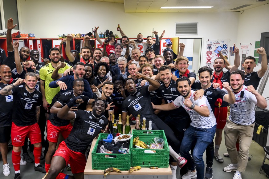 L&#039;equipe du SLO fete dans le vestiaire la promotion en Super League avec au centre Vartan Sirmakes, le president du FC Stade Lausanne Ouchy lors du match retour du barrage de promotion en Super L ...