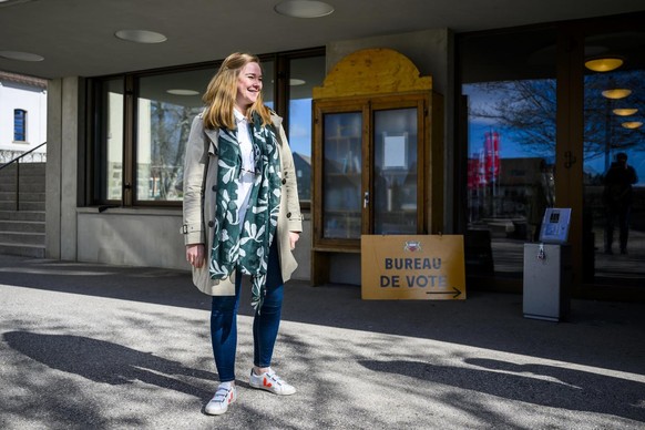 La candidate du parti Le Centre, Valerie Dittli, reagit en sortant du bureau de vote de Vers-chez-les-Blanc lors du deuxieme tour de l&#039;election au Conseil d&#039;Etat vaudois le dimanche 10 avril ...