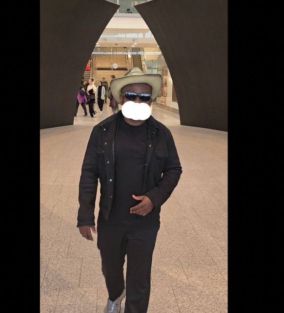 Solomon* dans un aéroport américain.