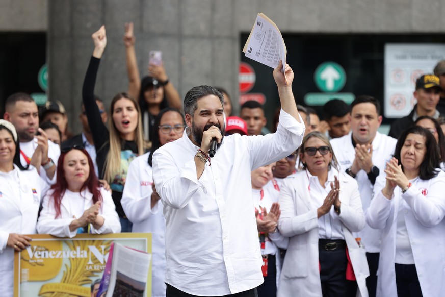 epa12672286 The son of Venezuelan President Nicolas Maduro, Nicolas Maduro Guerra (C), speaks with reporters during a demonstration in Caracas, Venezuela, 22 January 2026. Hundreds of Venezuelan healt ...