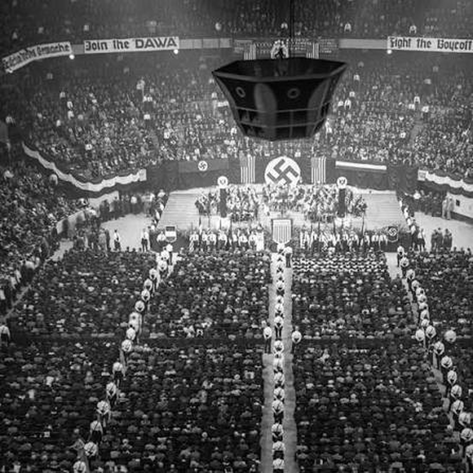 Le meeting nazi de 1939 a eu lieu dans le Madison Square Garden III. La salle a été construite en 1925 et fermée en 1968.