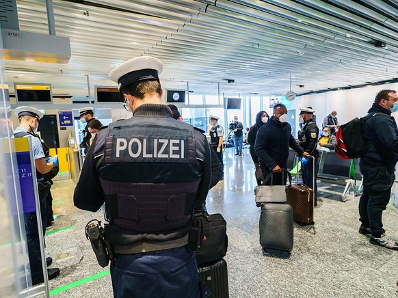 Les passagers sont contrôlés à leur entrée en Allemagne.