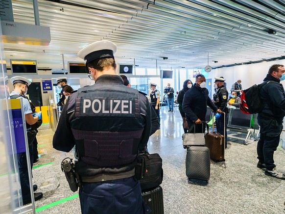 Passagiere werden bei ihrer Einreise nach Deutschland kontrolliert. Foto: Andreas Arnold/dpa