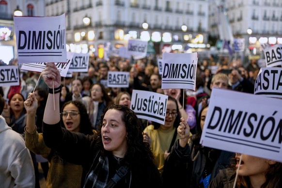 epa11712109 Hundreds of people take part in a protest to call for the resignation of Valencia&#039;s regional government due to the management of the floods in Valencia province, in Madrid, Spain, 09  ...