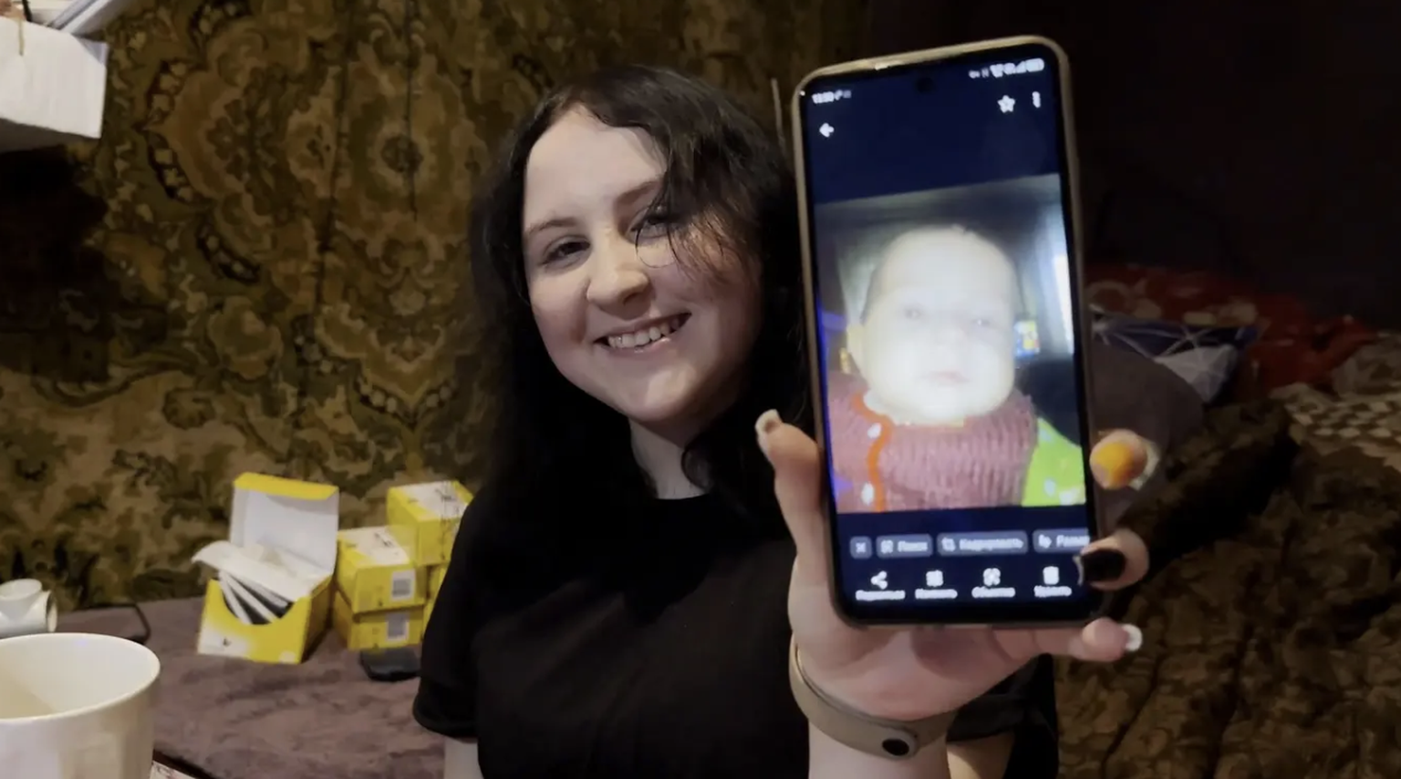 Nastia montrant une photo d'elle quand elle était bébé.