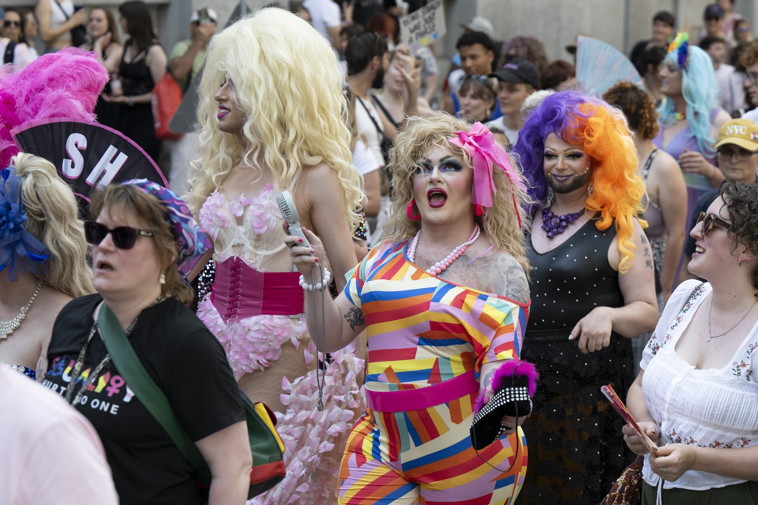 Teilnehmer beim Pride Festival nach dem Motto Bunt. Laut. Bern., am Samstag, 3. August 2024, in Bern. (KEYSTONE/Peter Schneider)