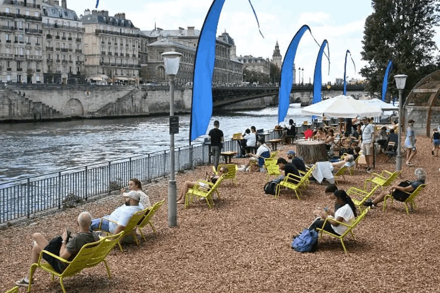 Se reposer au bord de la Seine : opération « Paris-Plage » à la mi-juillet à Paris.