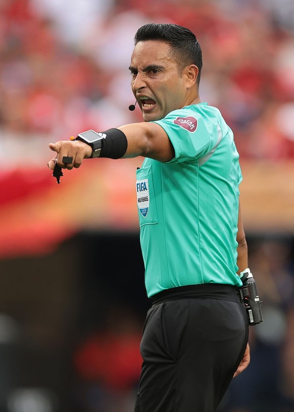 PHILADELPHIA, PENNSYLVANIA - JUNE 22: The Referee Said Martinez of Honduras reacts during the FIFA Club World Cup 2025 group G match between Juventus FC and Wydad AC at Lincoln Financial Field on June ...