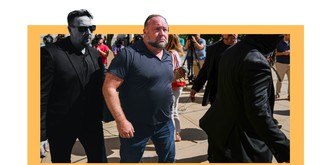 Qui est Alex Jones, le complotiste le plus riche et le plus cinglé des Etats-Unis
