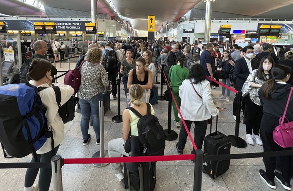 Une situation de plus en plus courante: files d'attente et aéroports bondés.