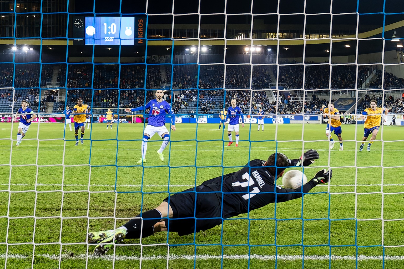 Adrian Grbic (FCL) scheitert bei einem Elfmeter an Torhueter Justin Hammel (GC) im Fussball Meisterschaftsspiel der Swiss Super League zwischen dem FC Luzern, FCL, und dem Grasshopper Club Zuerich, GC ...