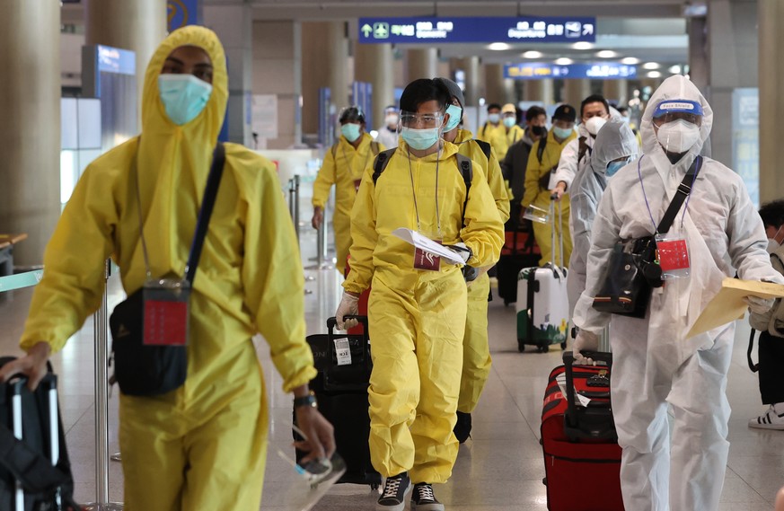 epaselect epa09610274 Passengers wearing protective gear arrive at Incheon International Airport, in Incheon, South Korea, 29 November 2021, as health authorities have imposed an entry ban on foreign  ...