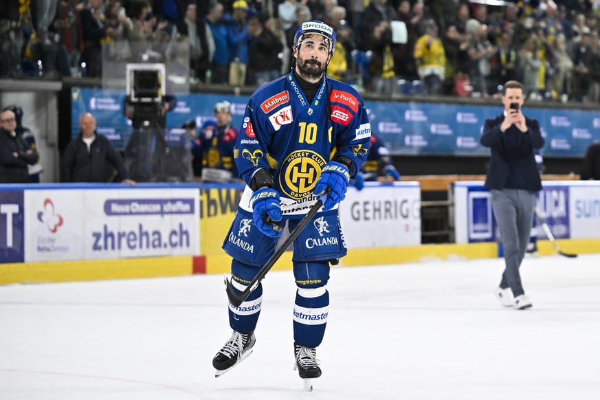Andres Ambuehl (HCD) verabschiedet sich von seinen Fans beim sechsten Eishockey Playoff Halbfinalspiel der National League zwischen dem HC Davos, HCD, und den ZSC Lions, ZSC, am Donnerstag, 10 April 2 ...