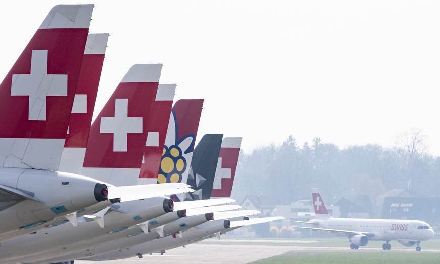 Parkierte Maschinen der Swiss auf dem Flughafen in Duebendorf, am Freitag, 20. Maerz 2020 aufgenommen von Duebendorf. Aufgrund des stark reduzierten Flugangebots der Fluggesellschaft Swiss werden Flug ...