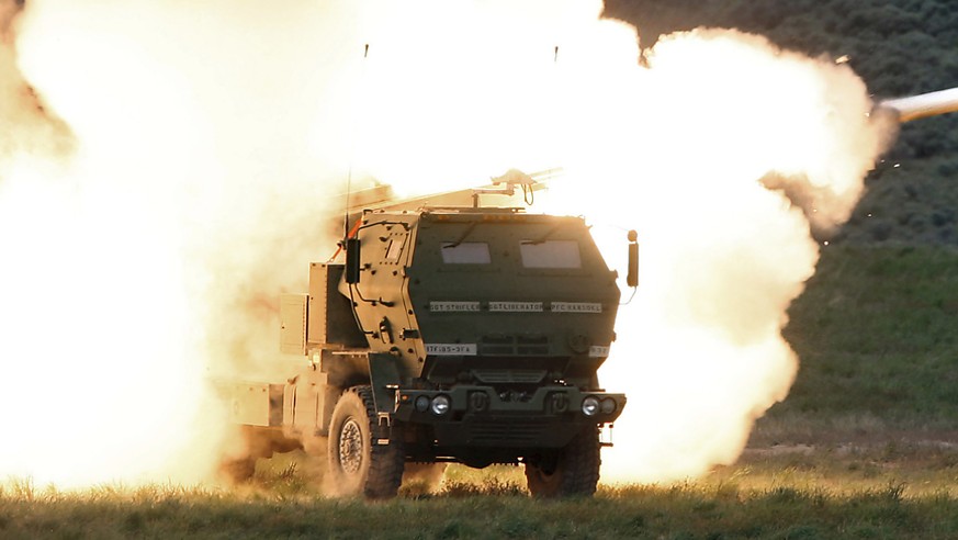 Les Himars peuvent porter deux types de stations de lancement de missiles: l&#039;une permet de lancer en même temps six missiles guidés de 227 mm, l&#039;autre d&#039;un seul missile tactique ATACMS, ...