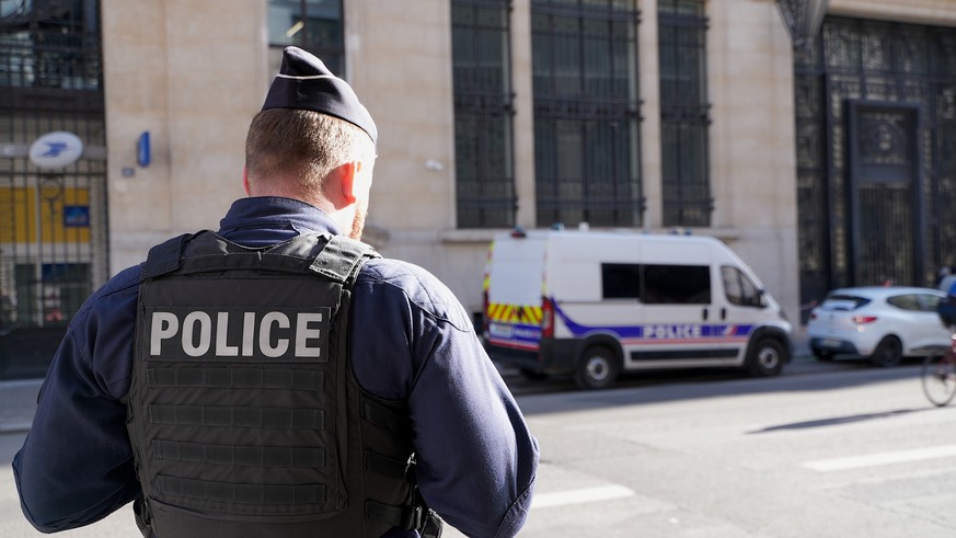 Police stand outside the Bank of America building in Paris, Saturday, March 28, 2026. (AP Photo/Nicolas Garriga)
France Bank of America Attack Thwarted