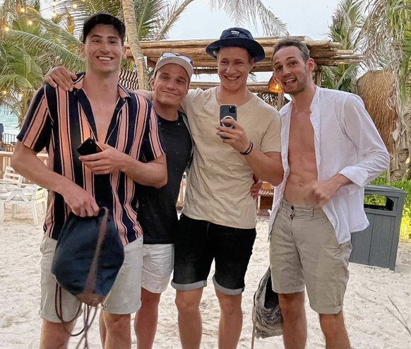 Avec ses potes en vacances.