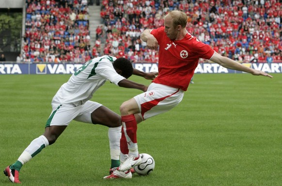 Ludovic Magnin (à droite) avec le maillot de l'équipe de Suisse lors d'un match amical contre la Côte d'Ivoire en 2006.