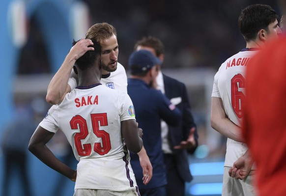 Le capitaine anglais Harry Kane consolant Bukayo Saka après son penalty manqué et la défaite des Three Lions contre l&#039;Italie