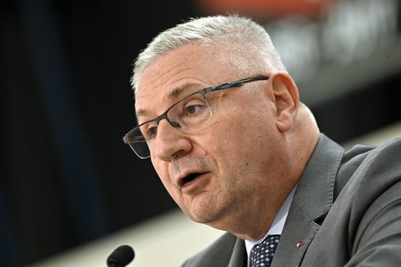 Nationalrat Andreas Glarner an der Delegiertenversammlung der SVP Schweiz in der Sporthalle Schachen in Aarau am Samstag, 12. Oktober 2024. KEYSTONE/Walter Bieri )