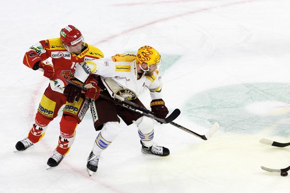 Biel&#039;s forward Jesper Olofsson, left, vies for the puck with PostFinance Top Scorer Geneve-Servette&#039;s forward Tanner Richard, right, during the sixth leg of the National League Swiss Champio ...