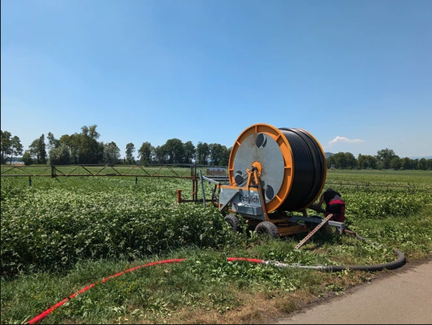 L'irrigation artificielle constitue le seul moyen pour Thomas Wyssa de sauver ses récoltes.