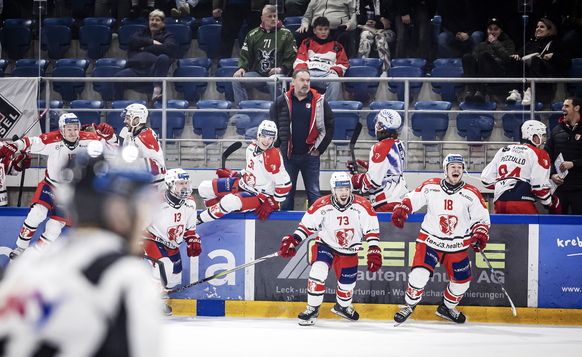 Le coach, au centre, est resté stoïque à la sirène finale mardi. Il sait que le plus dur est à venir: un barrage de promotion-relégation face à Ajoie.