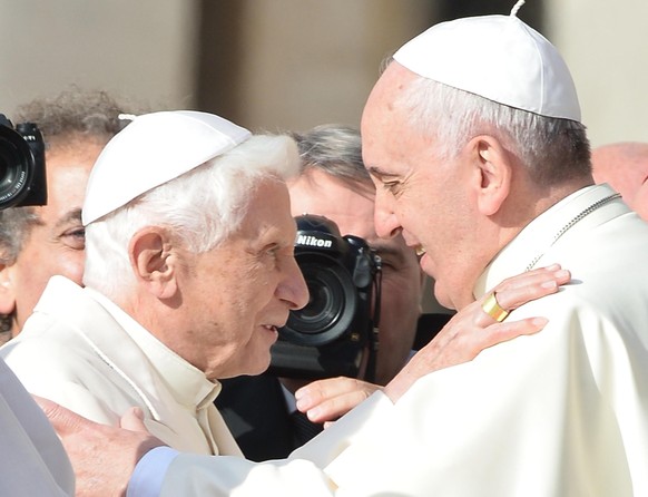2014: le papa émérite Benoît XVI (à gauche) salue le pape François.