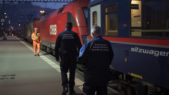Grenzwaechter betreten einen Zug aus Wien auf der Suche nach Fluechtlingen, am Freitag, 19. November 2021, am Bahnhof in Buchs. Seit dem Sommer gelangen vermehrt afghanische Fluechtlinge an den Grenzb ...