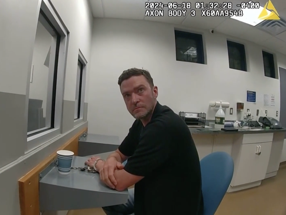 Dans une vidéo de l'incident, Justin a plaisanté sur le fait que sa race était qualifiée de «blanche» sur les documents relatifs à son arrestation.