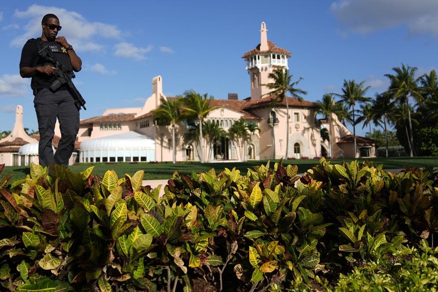 Un agent des services secrets devant la propriété de Donald Trump à Mar-a-Lago, en Floride.
