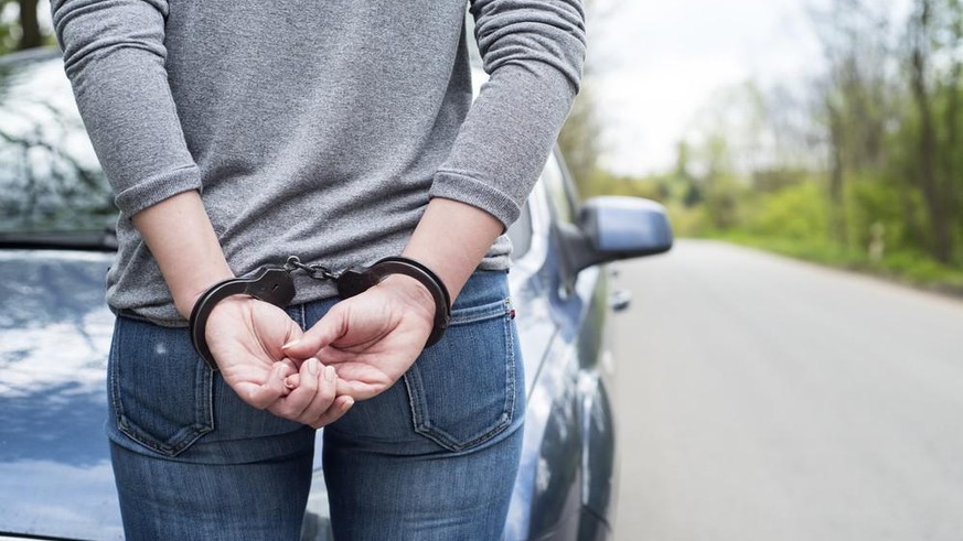 Arrestation interpellation menottes douane femme coiffeuse Genève Vaud police interpol