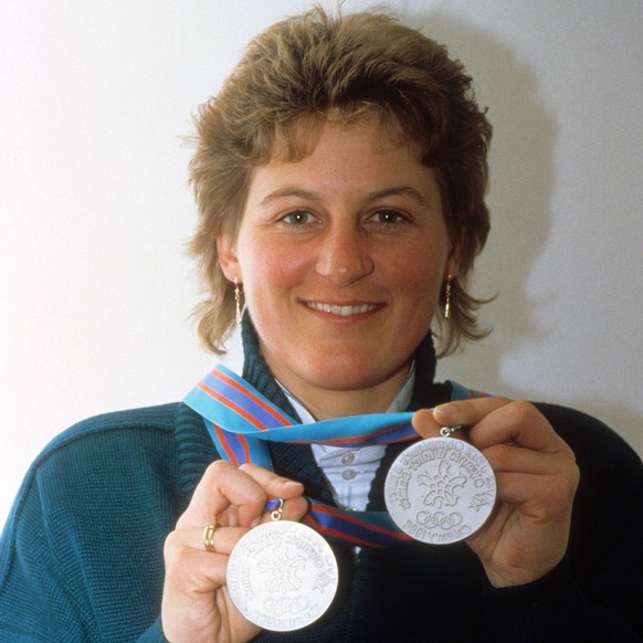 Olympische Winterspiele in Calgary: Brigitte Oertli (Schweiz) mit ihren beiden Silbermedaillen

Olympic Winter Games in Calgary Brigitte Oertli Switzerland with theirs both Silver medals