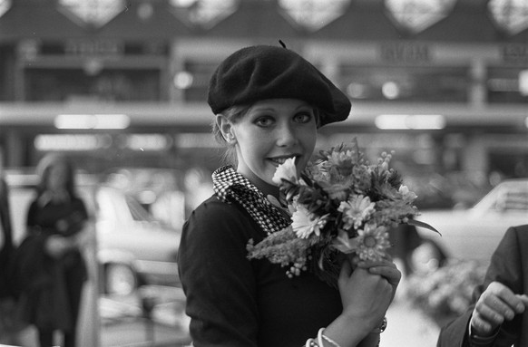 Anefo photo collection. Sylvia Kristel, as a winner of the Miss TV, gets an election, a Mercedes 350 SL on the RAI. February 16, 1973. Amsterdam, Noord-Holland Copyright: xpiemagsx pienatarchpart31609 ...