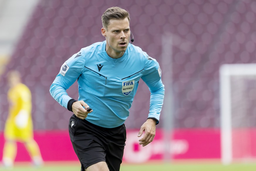 The referee Urs Schnyder in action, during the Super League soccer match of Swiss Championship between Servette FC, SFC, and Luzern, FCL, at the Stade De Geneve in Geneva, Switzerland, Monday, April 2 ...