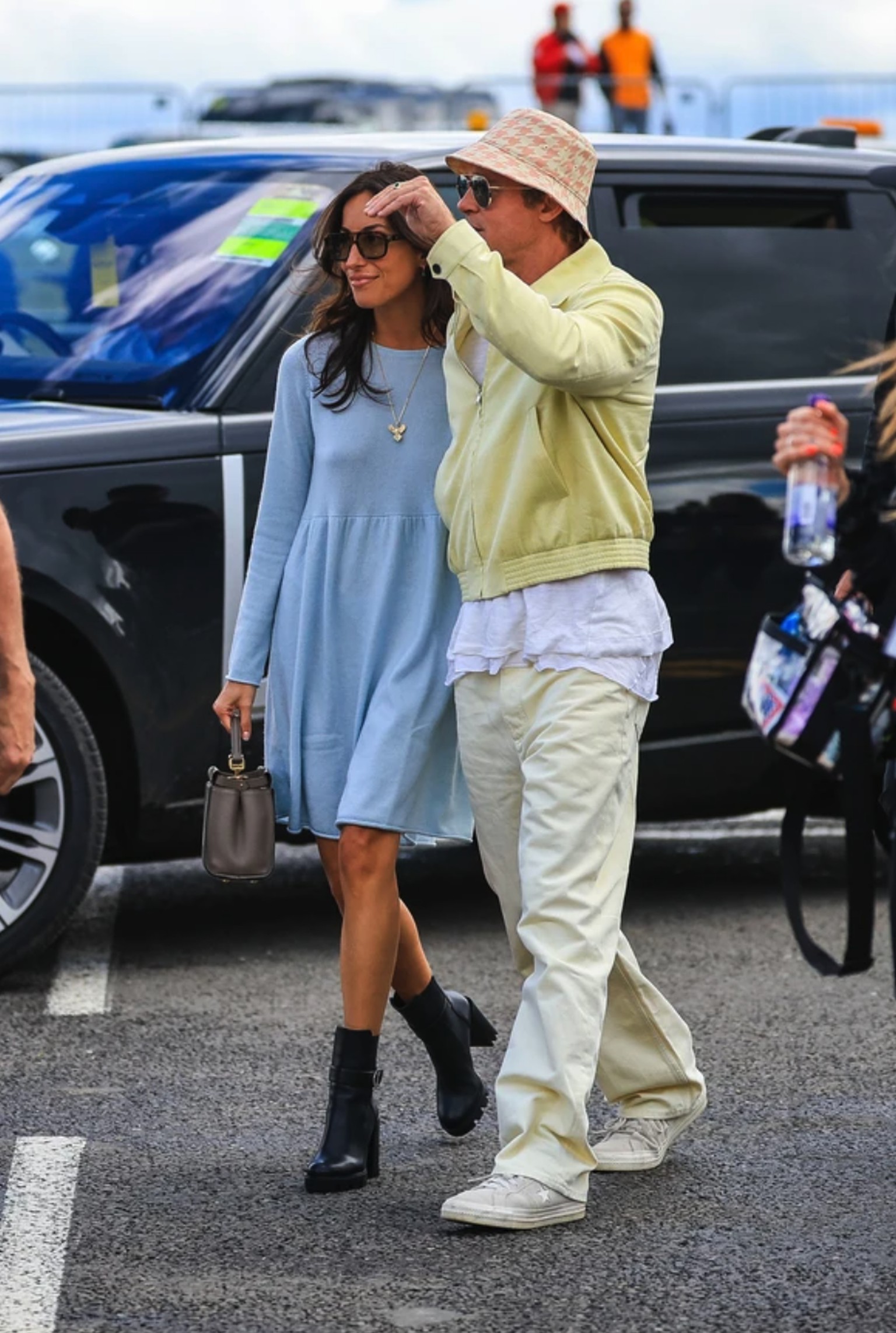 Ines de Ramon et Brad Pitt, bras dessus, bras dessous.