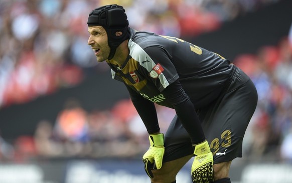 epa04870078 Arsenal&#039;s goalkeeper Petr Cech in action during their English FA Community Shield soccer match between Chelsea and Arsenal in Wembley stadium in London, Britain, 02 August 2015. EPA/F ...