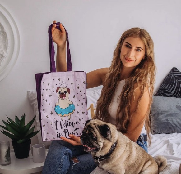 Irina, «Ben» et un sac à son effigie.