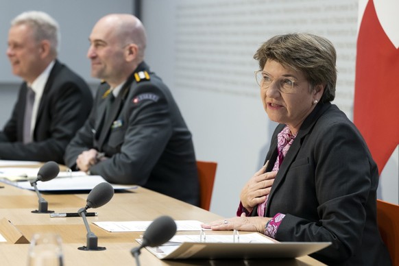 Bundesraetin Viola Amherd, rechts, spricht neben Martin Sonderegger, Ruestungschef, und Korpskommandant Thomas Suessli, Chef der Armee, von links, an einer Medienkonferenz zur Armeebotschaft 2023, am  ...