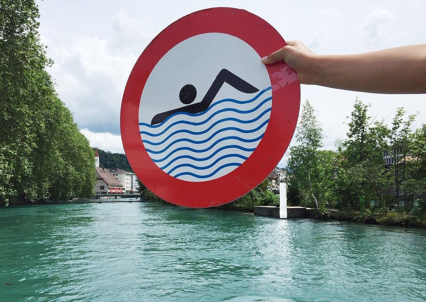 En raison de la grande quantité d'eau, la baignade dans l'Aar est dangereuse annonce la ville de Thoune.