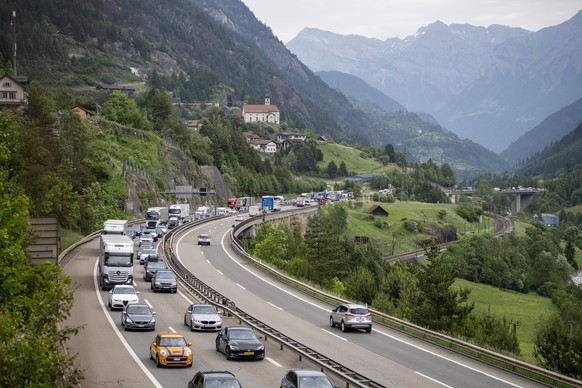 Der Ferienreiseverkehr staut sich auf der Autobahn A2 zwischen Goeschenen und Amsteg auf mehreren Kilometern Laenge, am Freitag, 3. Juni 2022, in Wassen. KEYSTONE/Urs Flueeler)