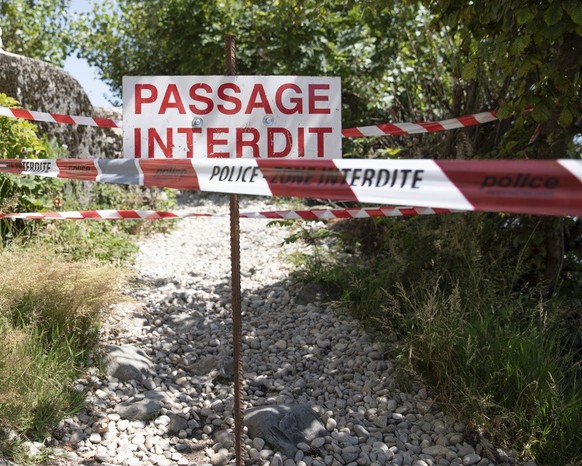 Absperrbaender der Polizei versperren einen Weg zum geschlossenen Strand bei Boudry, am Freitag, 31. Juli 2020 in Boudry am Neuenburgersee. Die Behoerden im Kanton Neuenburg haben ein Badeverbot fuer  ...