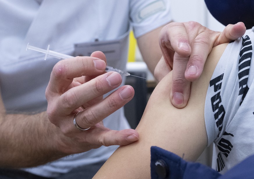 Doctor Soehnke Dammann administers a vaccine dose to Maximilian in a children&#039;s vaccination ward at the Olgahospital in Stuttgart, Germany, Thursday, Dec. 16, 2021. Germany is scrambling to procu ...