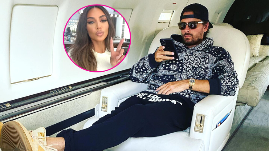 Scott Disick, dignement assis, avec ses godasses sur le fauteuil d'en face.