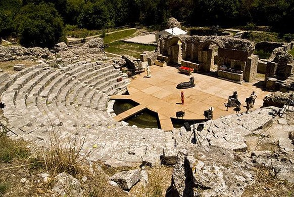 Ici, l'amphithéâtre de Butrint, enregistré au Patrimoine mondial de l'Unesco.