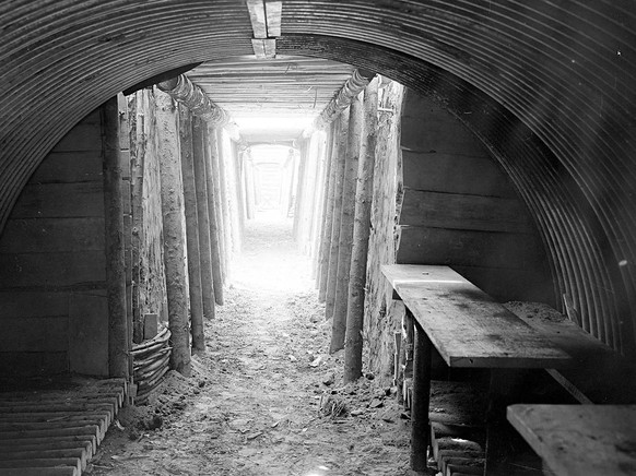 Abri renforcé par de la tôle ondulée dans le point d’appui d’Ausserfeld près de Jeuss. C’est ici que les soldats prenaient leurs repas ou se reposaient après la relève de la garde.
https://commons.wik ...