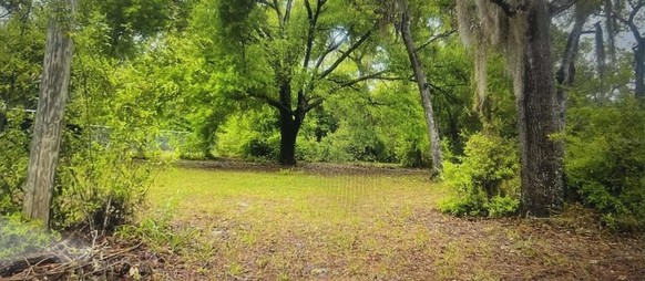 Une parcelle de terrain à vendre sur le domaine de 23 hectares.