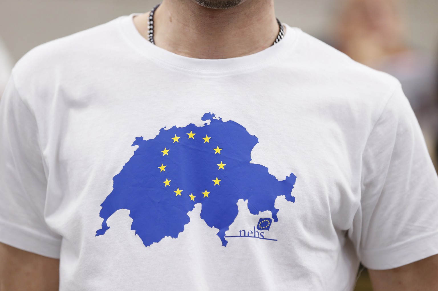 Ein Mitglied der NEBS, Neue Europaeische Bewegung Schweiz, traegt ein T-Shirt auf dem die Schweiz und die Europa-Flagge abgebildet sind, am Samstag, 10. Mai 2014 waehrend der Generalversammlung der NE ...