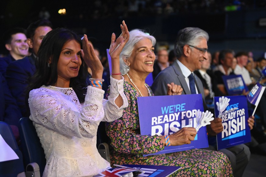 epa10150570 Wife of Rishi Sunak Akshata Murthy (L) with his parents Usha Sunak (C) and Yashvir Sunak (R) at the Conservative Party leadership election hustings at Wembley Arena, London, Britain, 31 Au ...