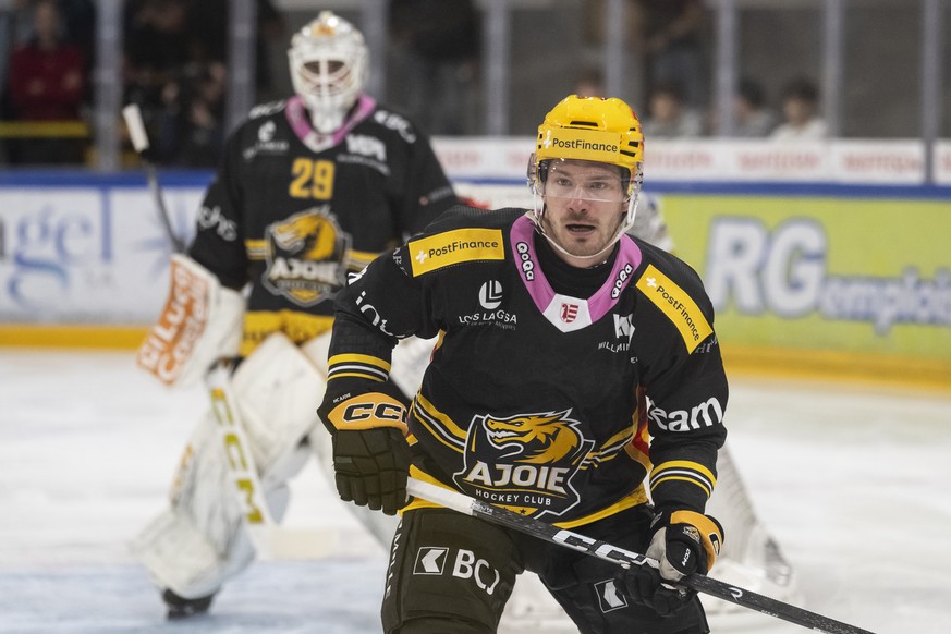 PostFinance Top Scorer Kristian Tanus (HCA) sucht die Action neben Torhueter Noah Patenaude (HCA), im Spiel der Eishockey National League zwischen HC Ajoie, HCA, und Lausanne HC, LHC, vom Dienstag, 29 ...